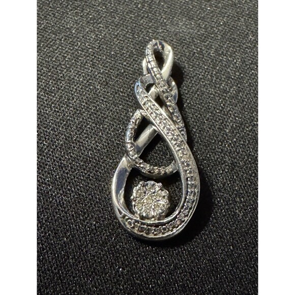 925 Diamond Pendant Middle Stone in Flower - Picture 2 of 5
